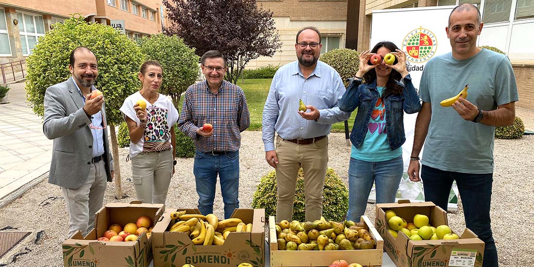 La UJA contribuye a la promoción de hábitos saludables en sus campos con el reparto de fruta ecológica